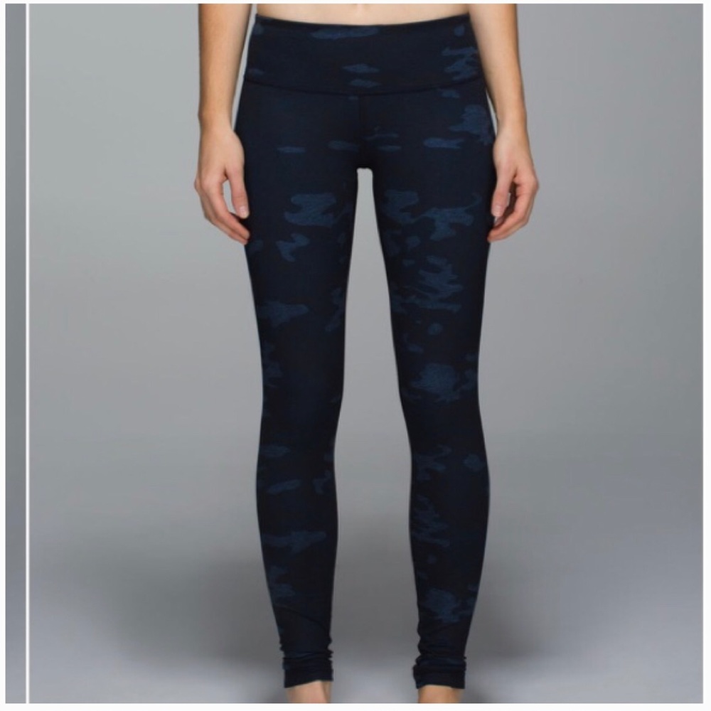 Lululemon athletica wunder under blue camo size 4